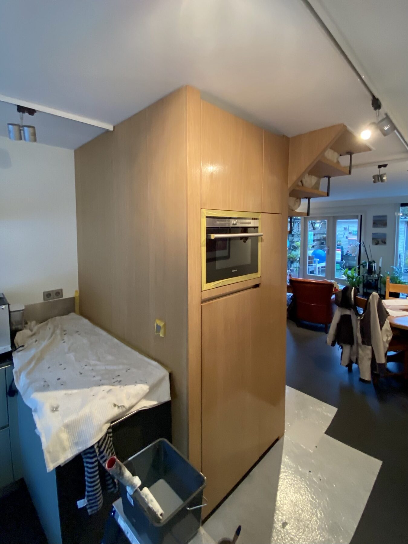 Keukenwand met eikenhouten betimmering