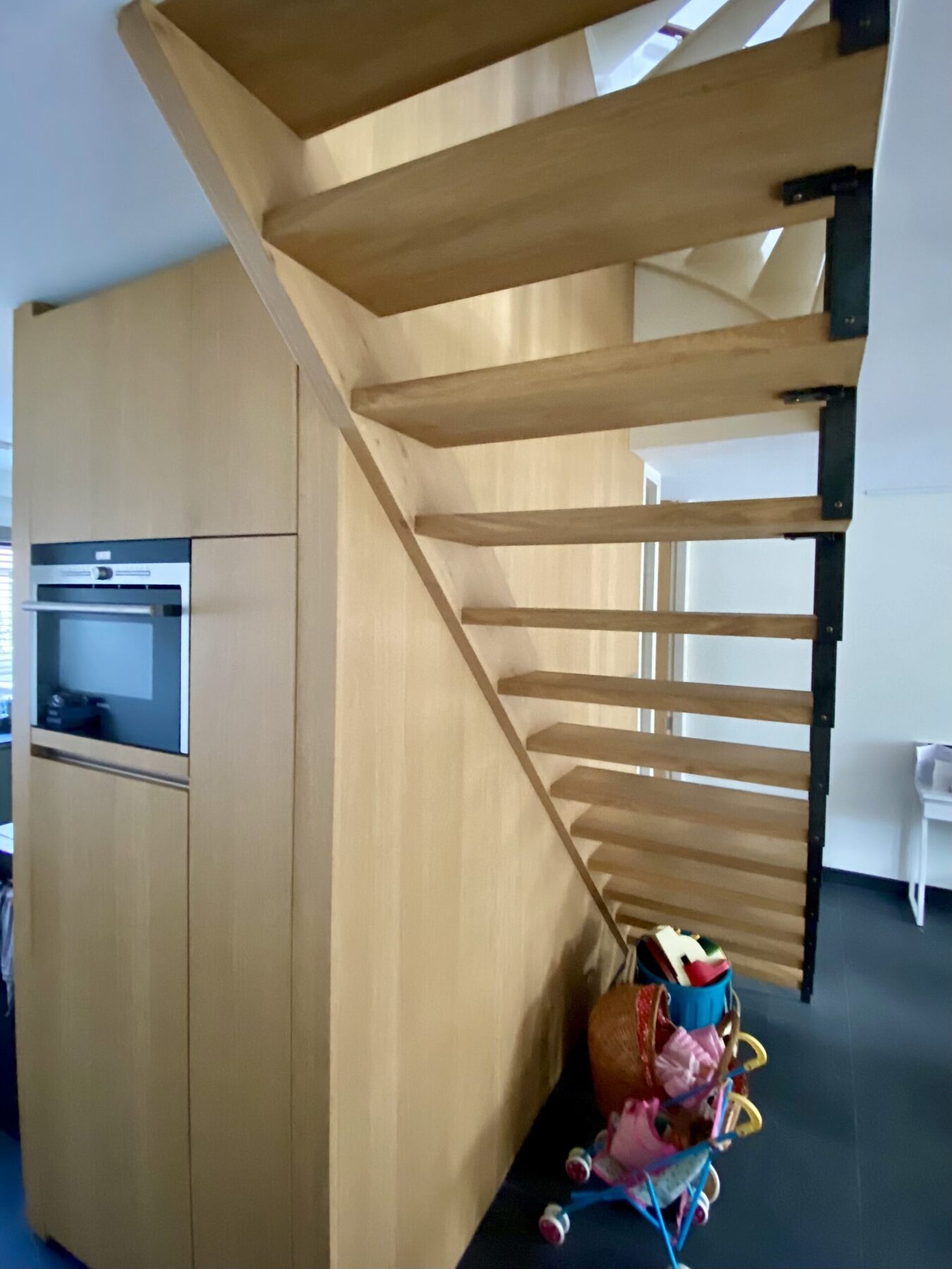 Eikenhouten trap en kastwand, van onderaf
