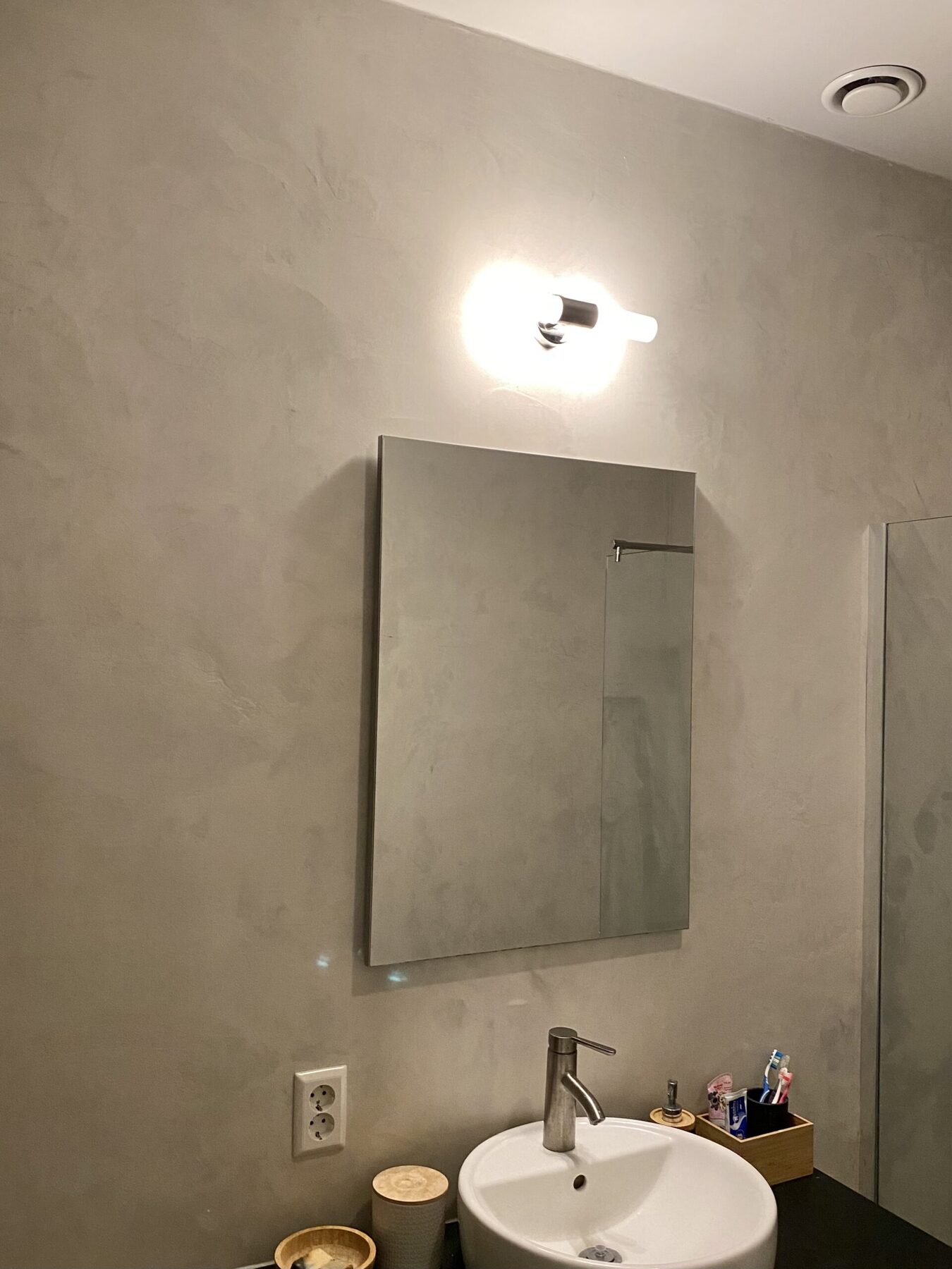 Badkamer met waterdichte betonlook-wand