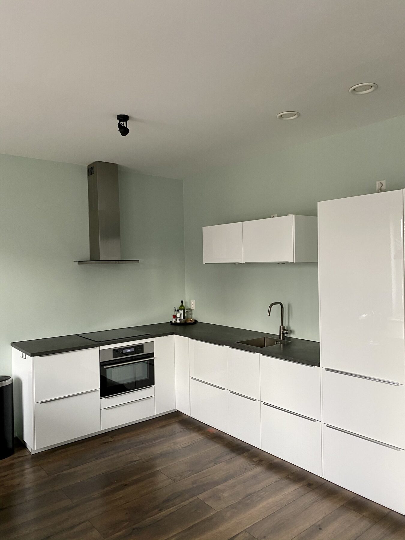 Lichte keuken in een nieuwbouwappartement met strak geschilderde wanden