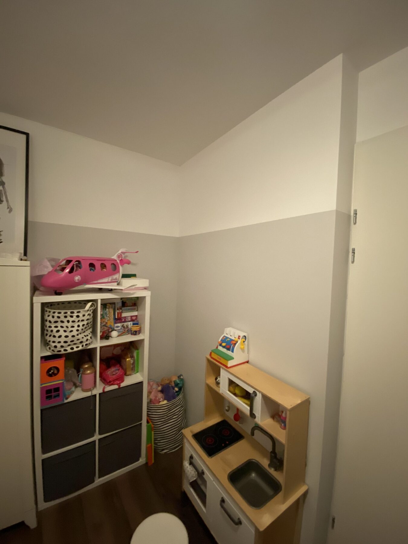 Kinderkamer met tweekleurige wand