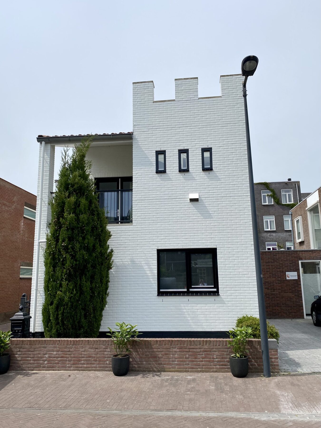 Voorgevel na het schilderen, wit met bijna zwarte kozijnen