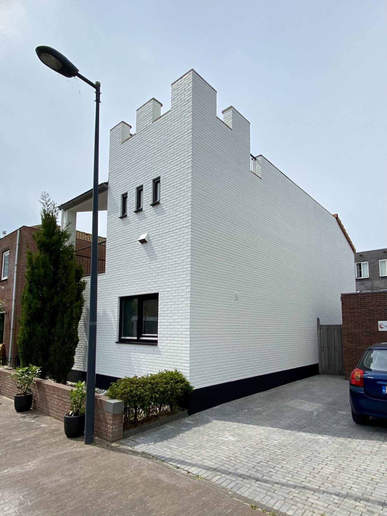 Zijgevel en kanteelrand in gebroken wit
