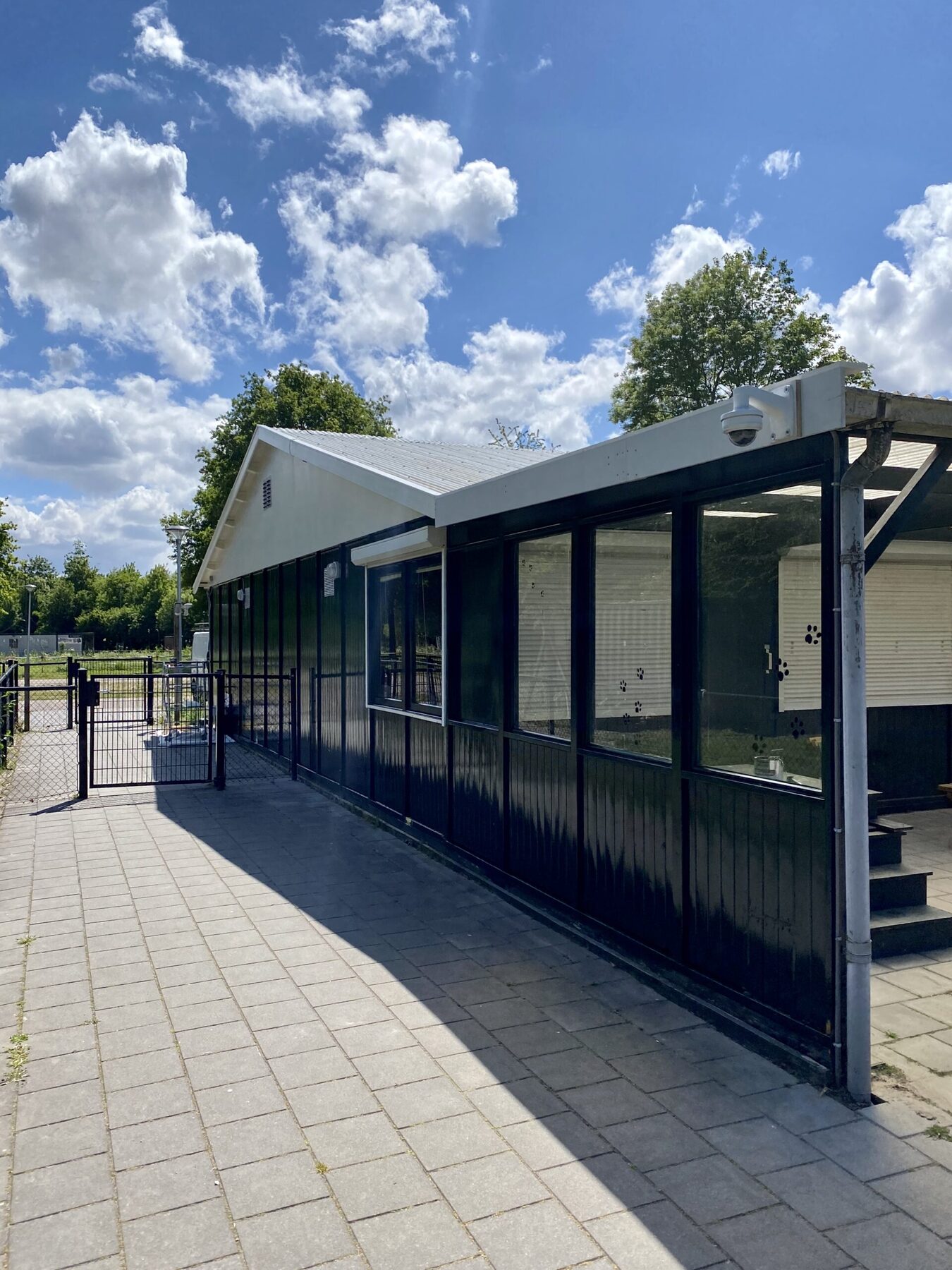 Houten clubhuis met overkapping na het schilderen