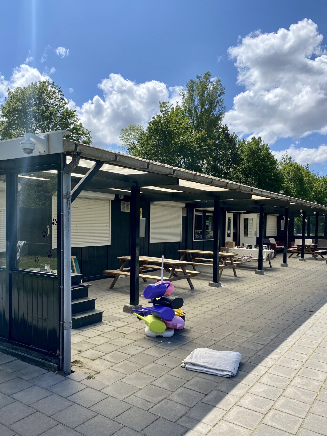 Overkapt terras van het clubhuis